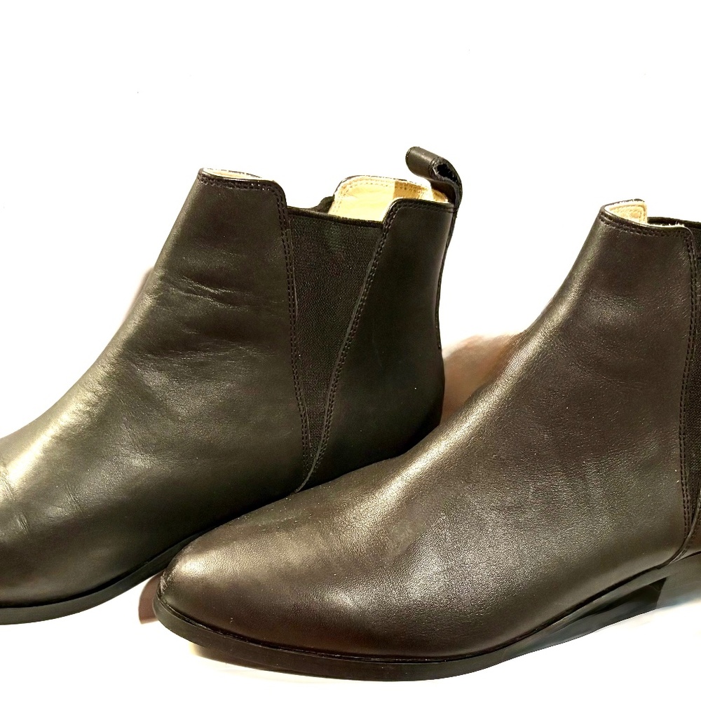 EUC Black Leather Boots pointy toe Size 9